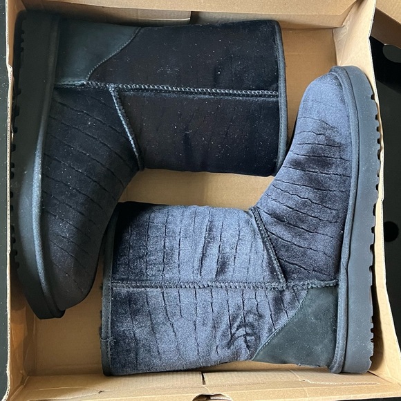 UGG Classic Short II Croc - Picture 2 of 7